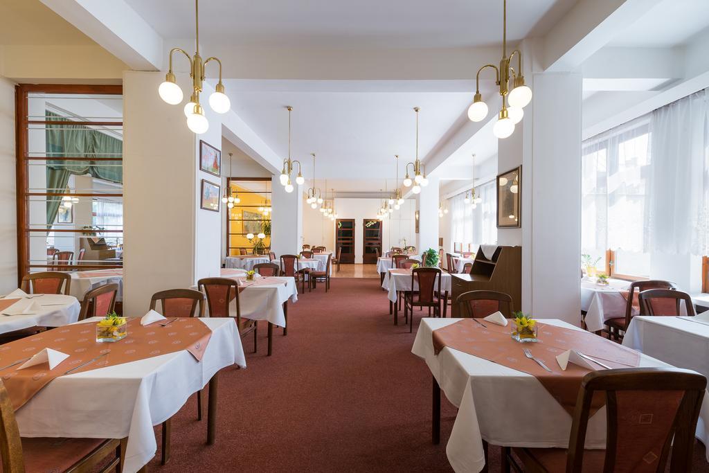 Ensana Jalta Hotell Piest'any Exteriör bild